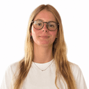 Een afbeelding van Claudia die lachend kijkt